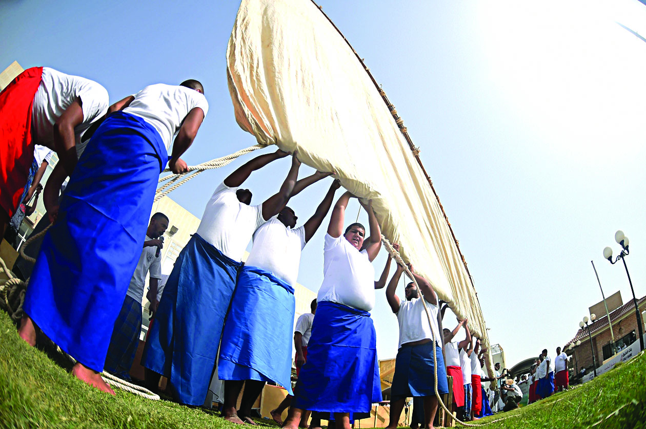 الغاصة ينشرون شراع المركب