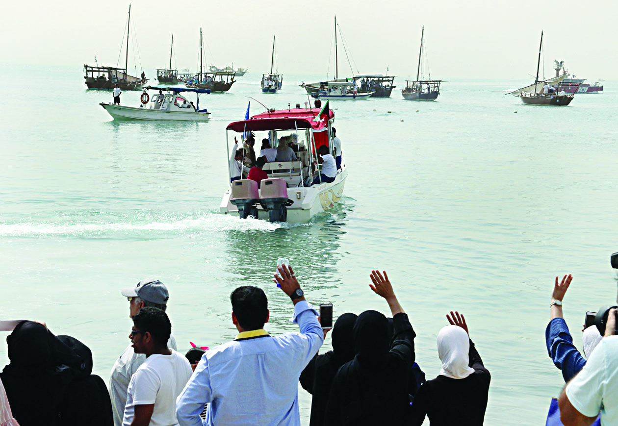 مراكب الغوص تبحر مع تلويح الأهالي لأبنائهم                     	                               (تصوير أسعد عبدالله)
