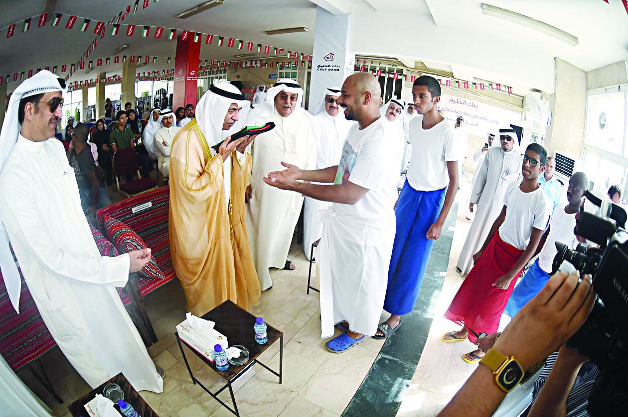 ممثل سمو الأمير يقبل العلم قبل تسليمه للغواصين