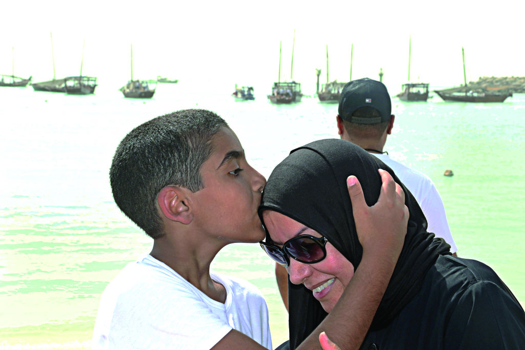 قبلة وداع على رأس الوالدة