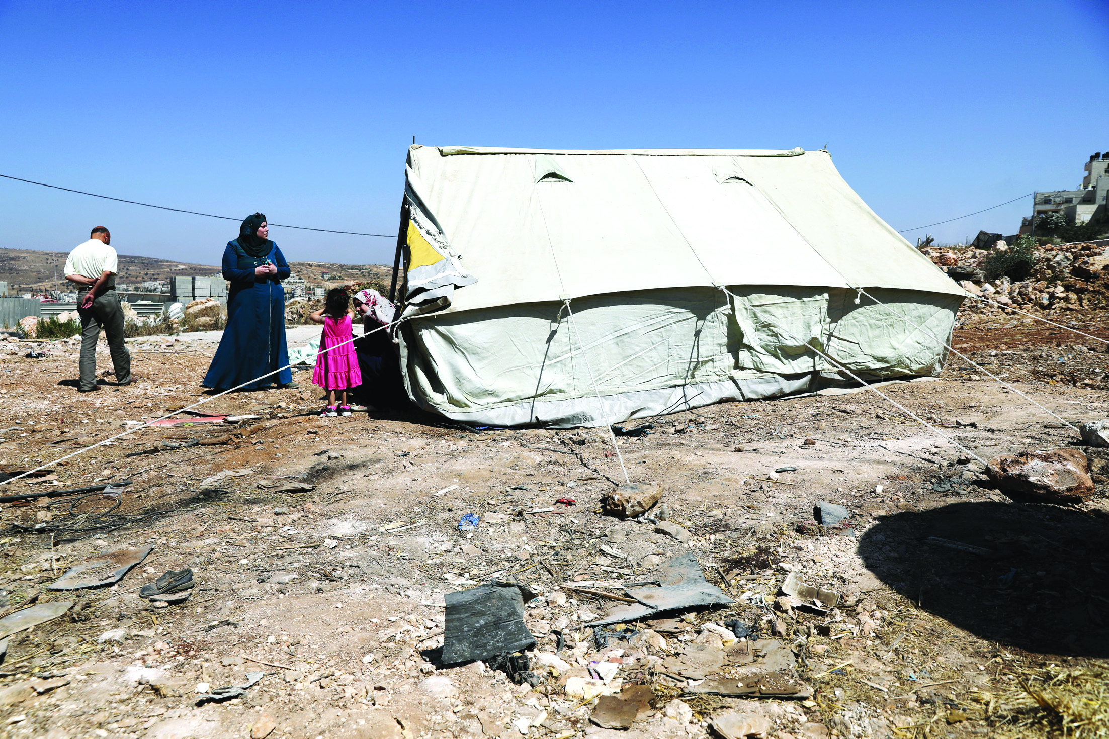 u0623u0633u0631u0629 u0641u0644u0633u0637u064au0646u064au0629 u062au0642u0641 u0623u0645u0627u0645 u062eu064au0645u0629 u0645u0648u0642u062au0629 u0628u0627u0644u0642u0631u0628 u0645u0646 u0623u0646u0642u0627u0636 u0645u0646u0632u0644 u0641u064a u062du064a u0628u064au062a u062du0646u064au0646u0627 u0634u0645u0627u0644 u0627u0644u0642u062fu0633tt (u0631u0648u064au062au0631u0632)