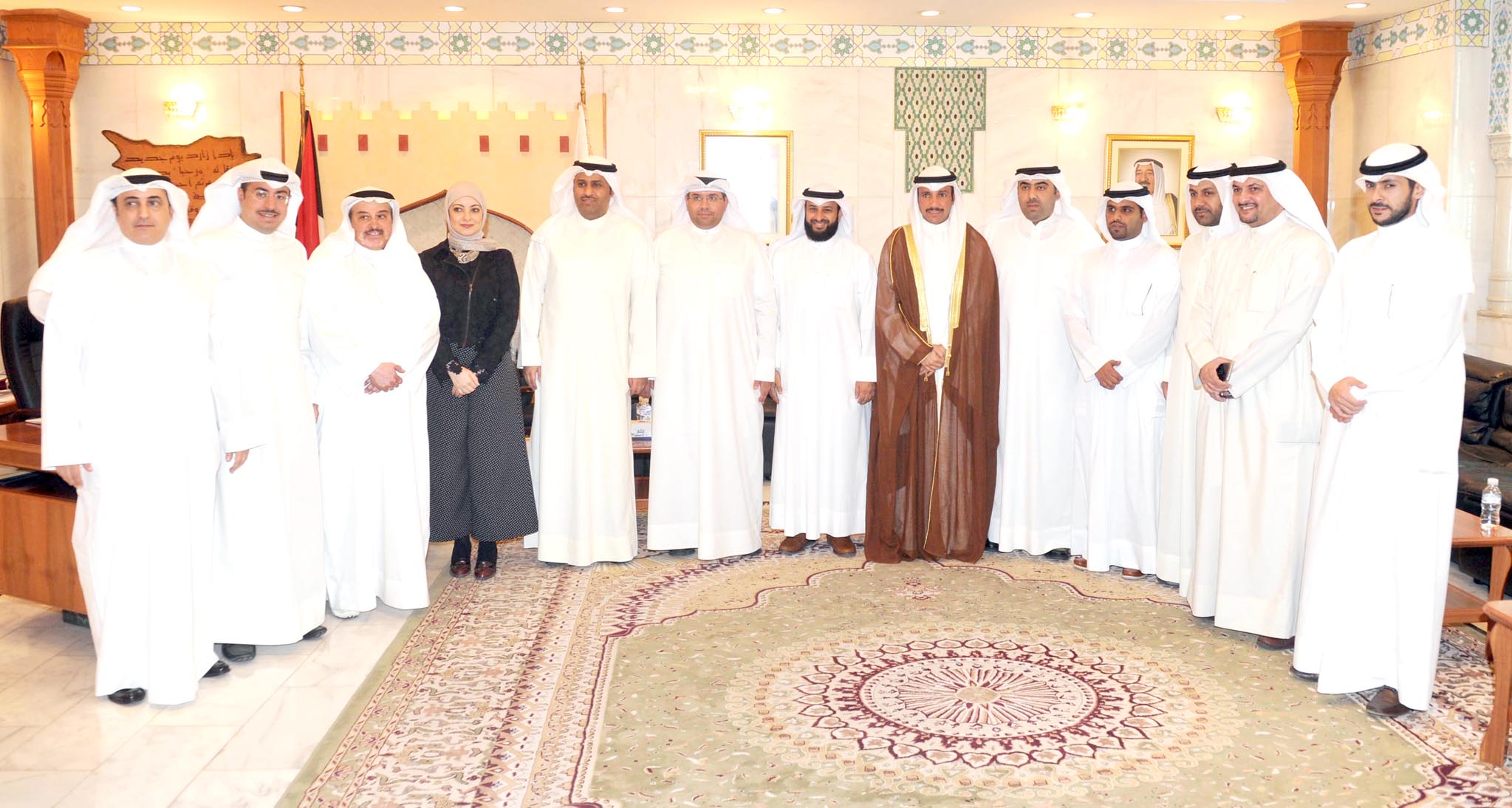 الغانم وفهاد يتوسطان رئيس وأعضاء المجلس البلدي	 (تصوير سعد هنداوي)