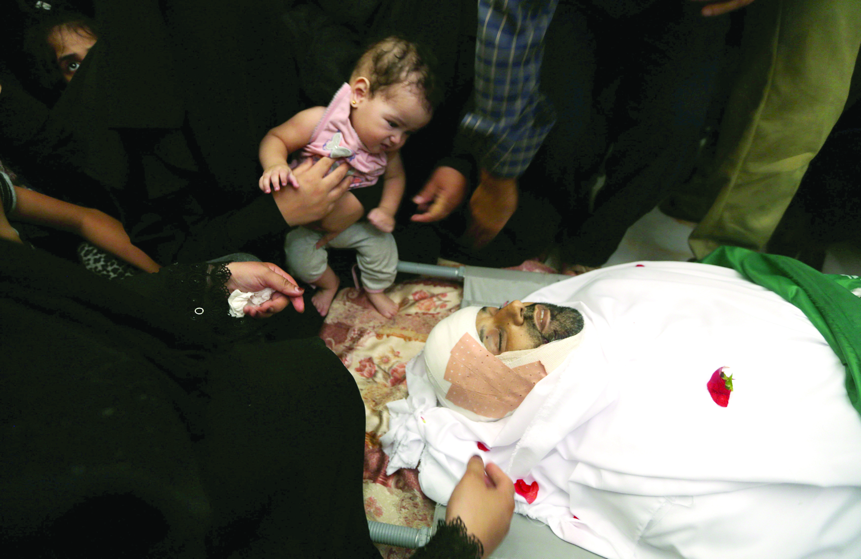 u0631u0636u064au0639u0629 u0641u0644u0633u0637u064au0646u064au0629 u062au0646u0638u0631 u0625u0644u0649 u062cu062bu0645u0627u0646 u0648u0627u0644u062fu0647u0627 u0642u0628u0644 u062au0634u064au064au0639u0647 u0641u064a u0631u0641u062d u0623u0645u0633 u063au062fu0627u0629 u0645u0642u062au0644u0647 u0641u064a u063au0627u0631u0629 u0625u0633u0631u0627u0626u064au0644u064au0629t (u0631u0648u064au062au0631u0632)