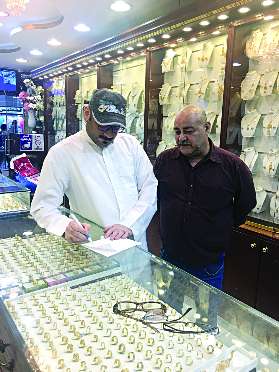 ناصر يحيى يتحدث للزميل ناصر الفرحان