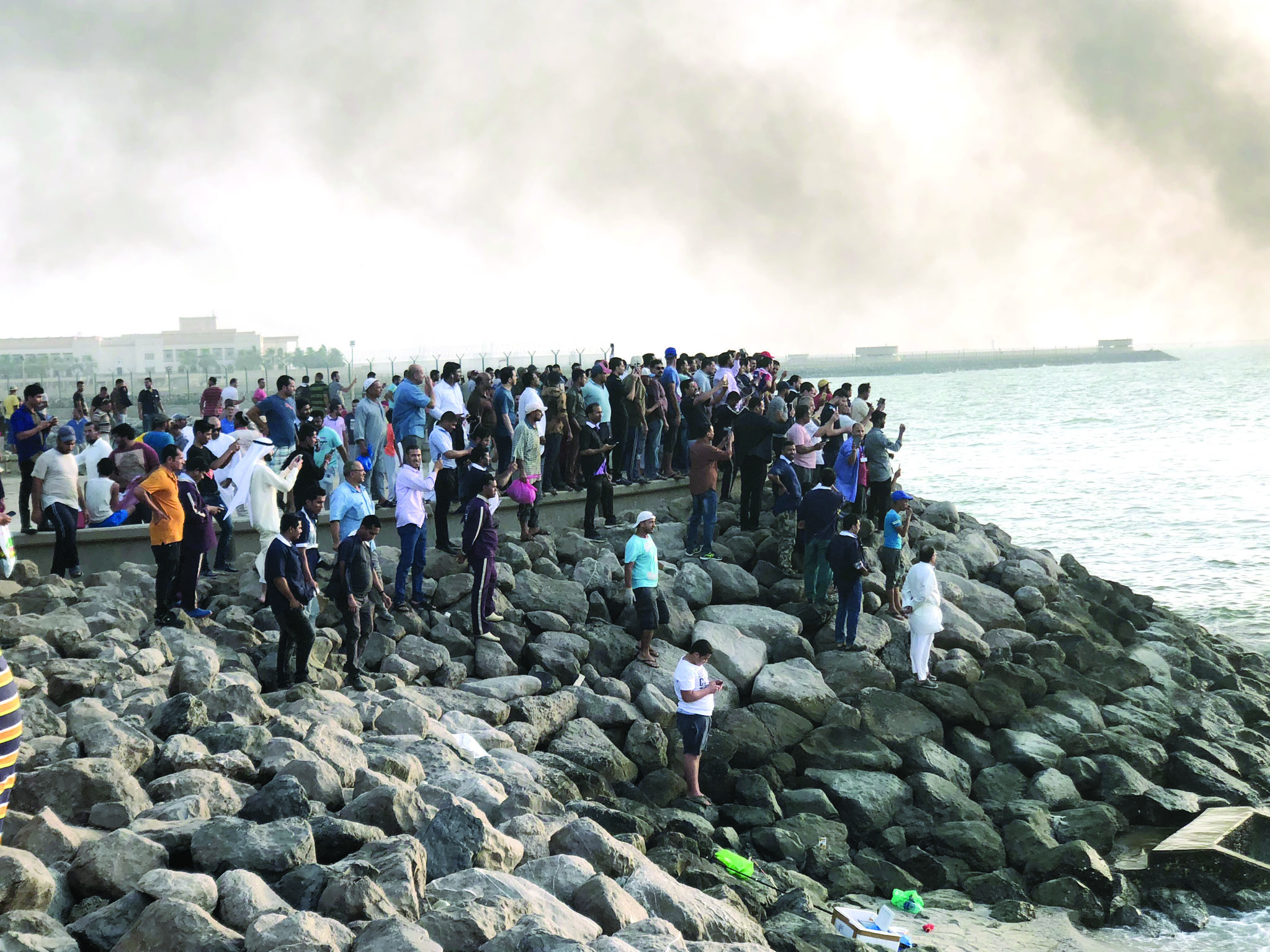 جمهور يتابع إخماد الحريق