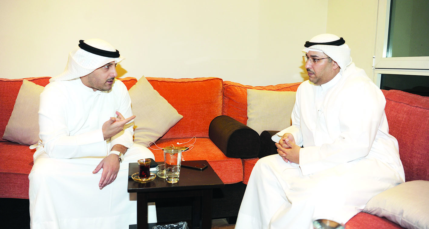 الفضل يتحدث للزميل وليد الهولان    	          (تصوير طارق عزالدين)