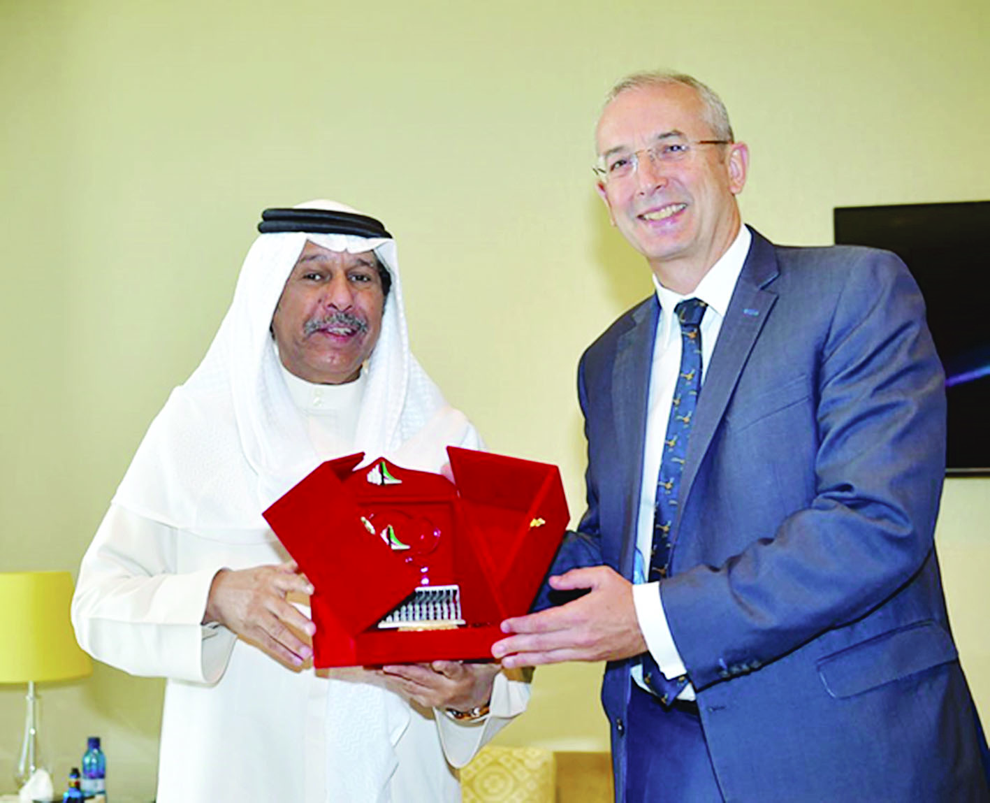 الهرشاني مستقبلاً السفير البريطاني
