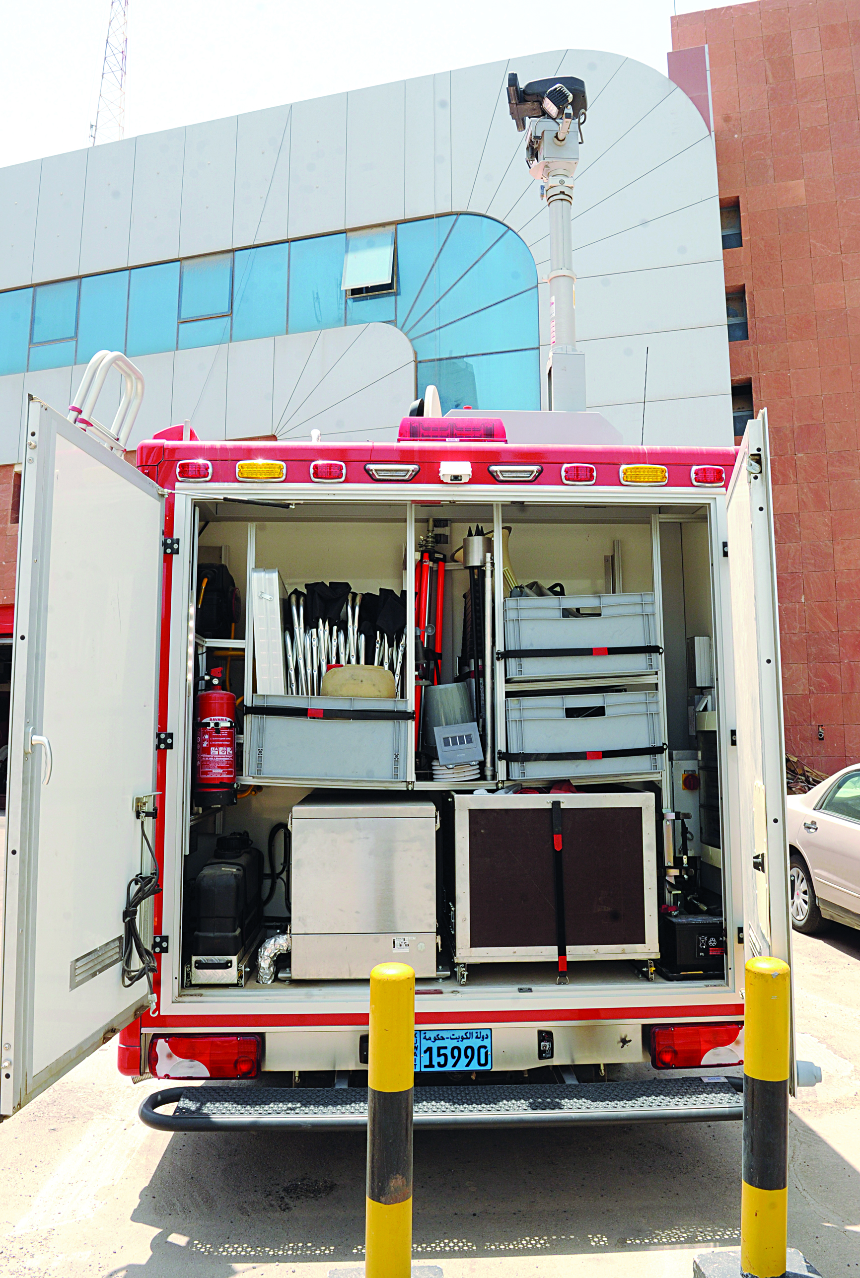 السيارة تحتوي على مواد فيلمية للتصوير والأرشفة