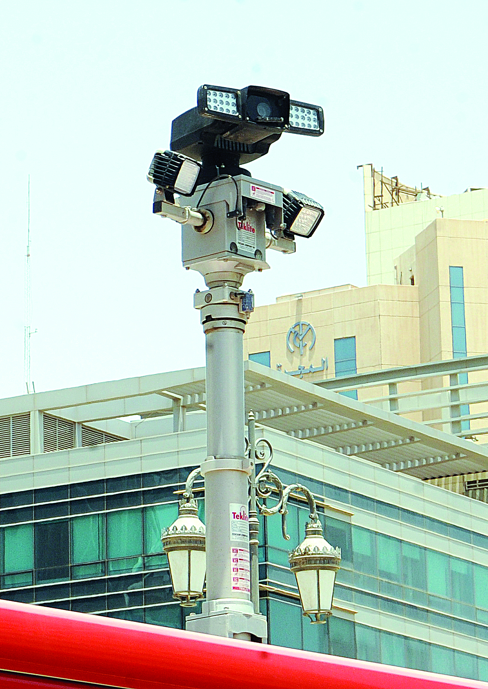 كاميرا التصوير مثبتة على الآلية لمواكبة الحدث