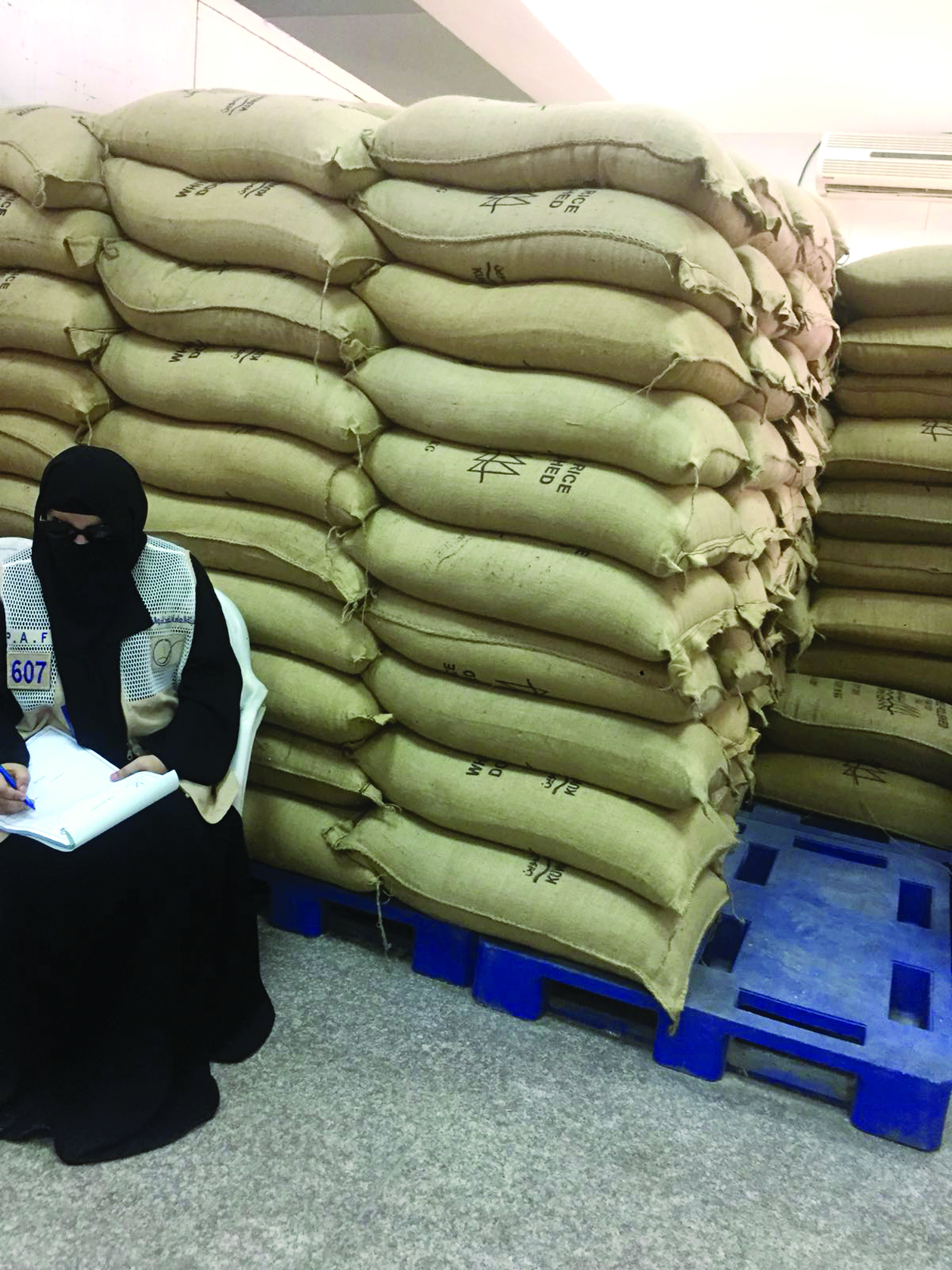 إحدى المفتشات تسجل محضر كشف في مستودع الفرع