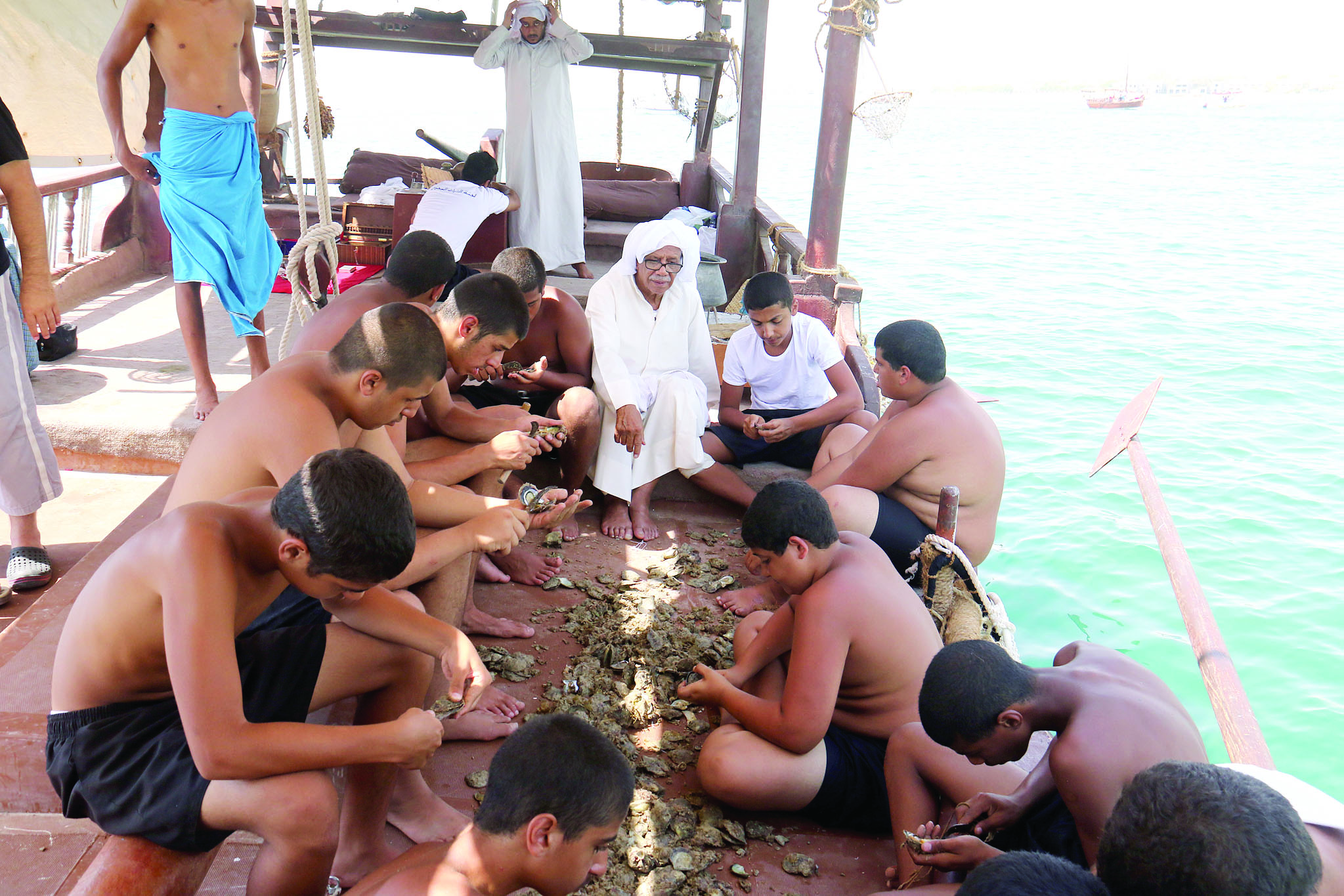 سطر شباب الغوص يوماً تراثياً حفل باللؤلؤ في «هيرات الخيران»، وذلك ضمن فعالية رحلتهم الثلاثين التي ينظمها النادي البحري الكويتي. «الغاصة»... الذين تركوا وسائل الراحة وانضووا للمشاركة في «معسكر» تراثي وطني، في طقس ملتهب تلامس فيه الحرارة درجة الـ50، غاصوا لصيد المحار، وجسدوا بجدارة الوفاء لمسيرة الأجداد، وأثبتوا أنهم «أرجل الرجال»...  وفق ما وصفهم به رئيس (البحري) اللواء فهد الفهد. (تصوير بسام زيدان)