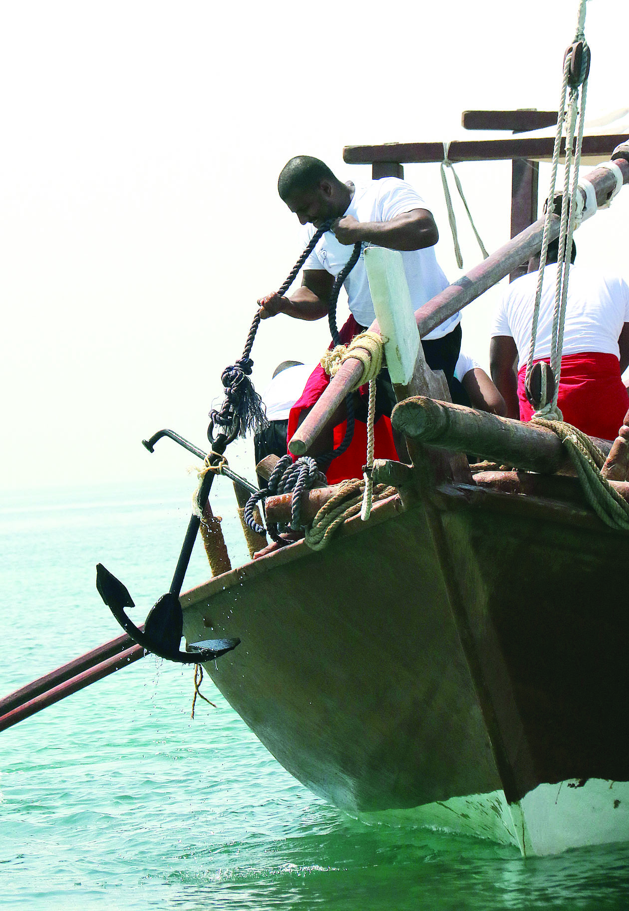 رمي المرساة بعد الوصول إلى مكان الغوص 