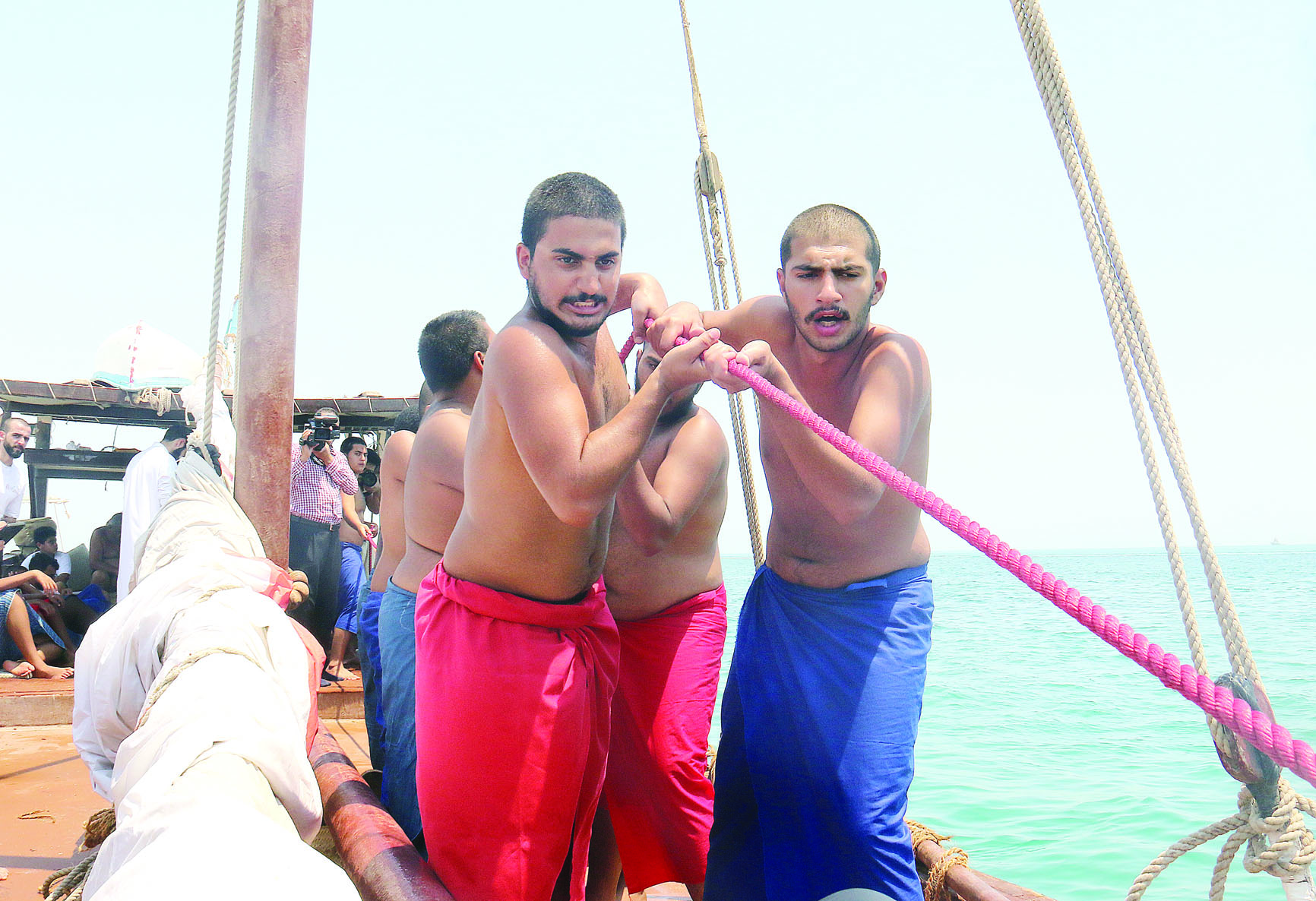 شباب الغوص على ظهر أحد المراكب