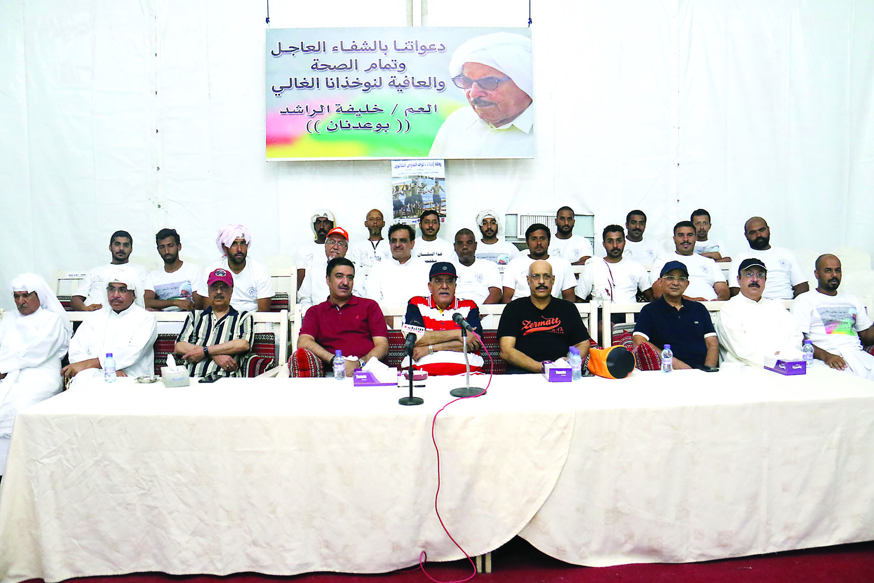 فهد الفهد يتوسط أعضاء النادي البحري والنواخذة وشباب الغوص في الاحتفالية 