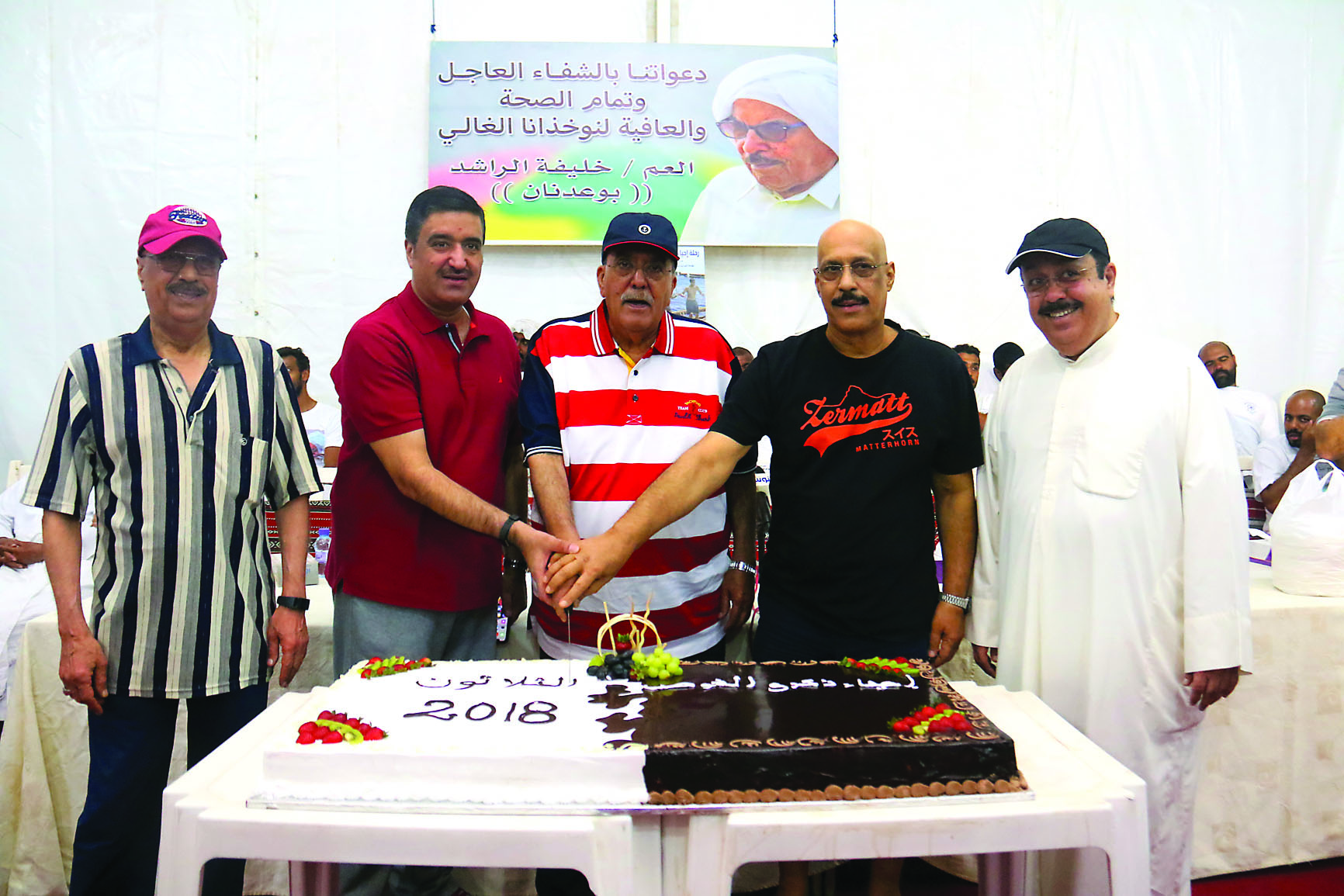 قطع قالب الحلوى احتفالاً بالرحلة الثلاثين 	(تصوير بسام زيدان)