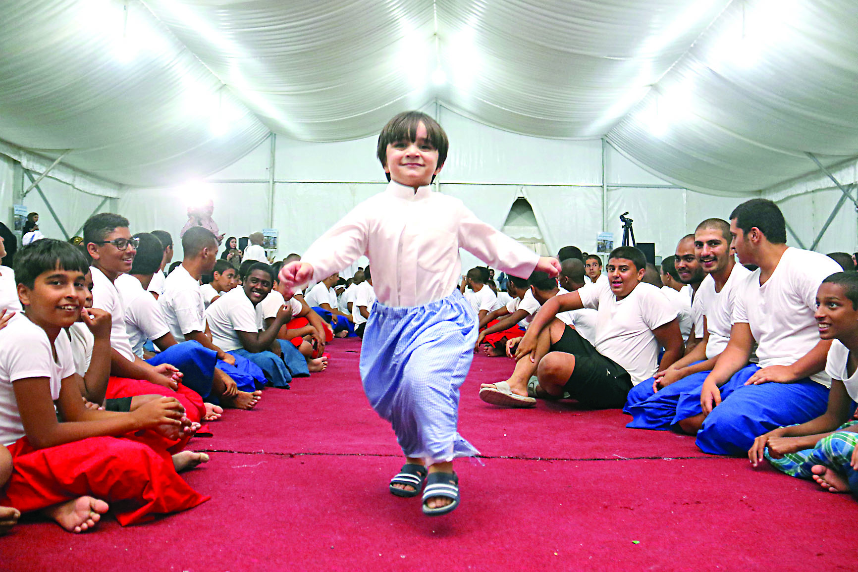 طفل يشارك في الحفل