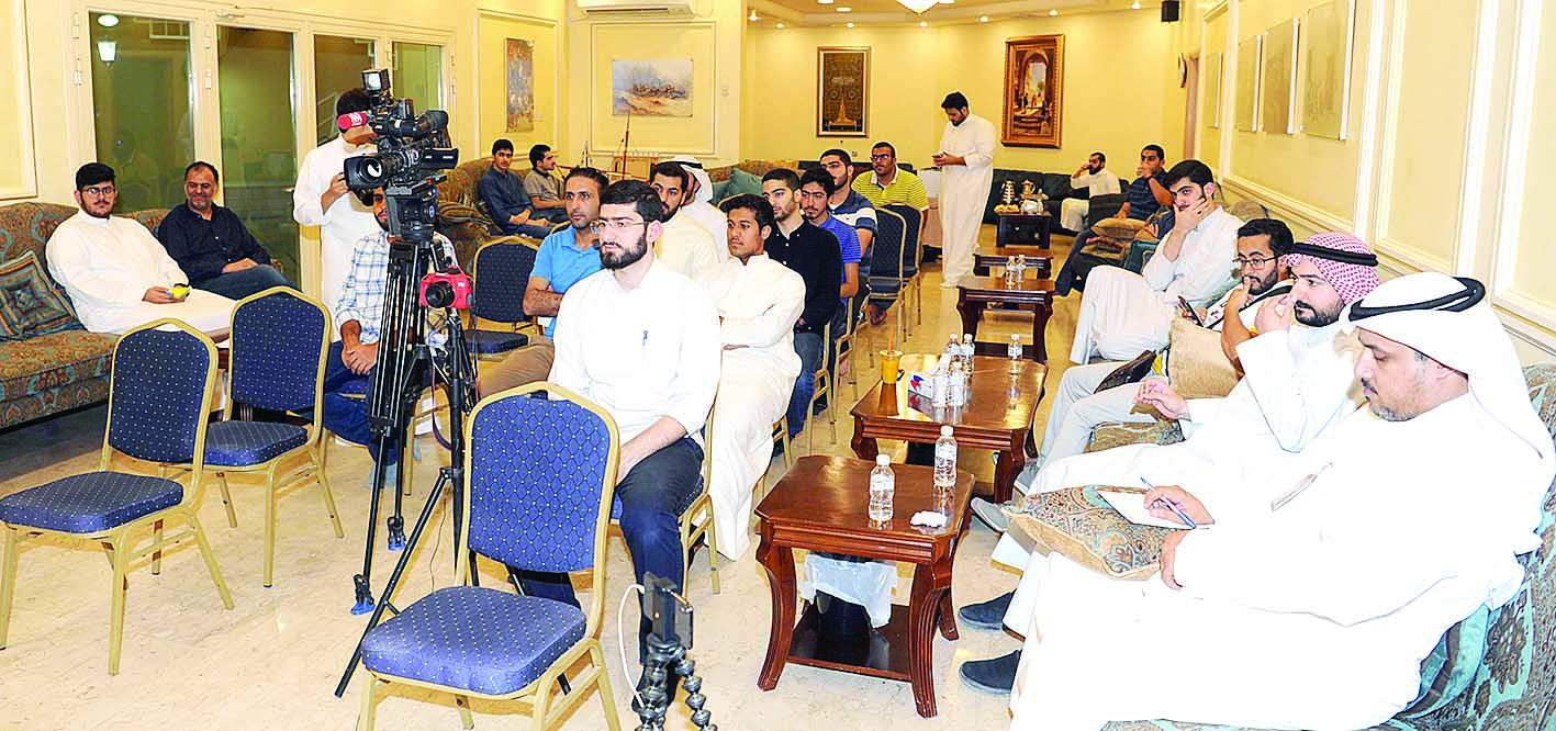 خورشيد متحدثاً في الندوة 	(تصوير طارق عزالدين)