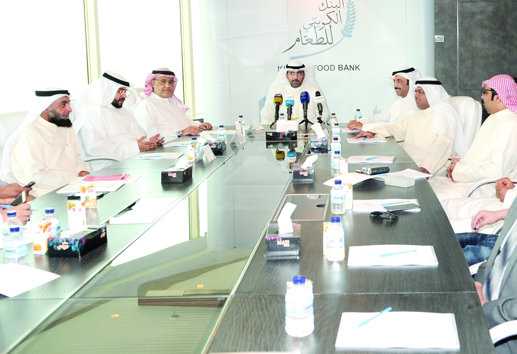 الأنصاري يتوسط وكيلي «الشؤون» ورئيس اتحاد الجمعيات في المؤتمر الصحافي