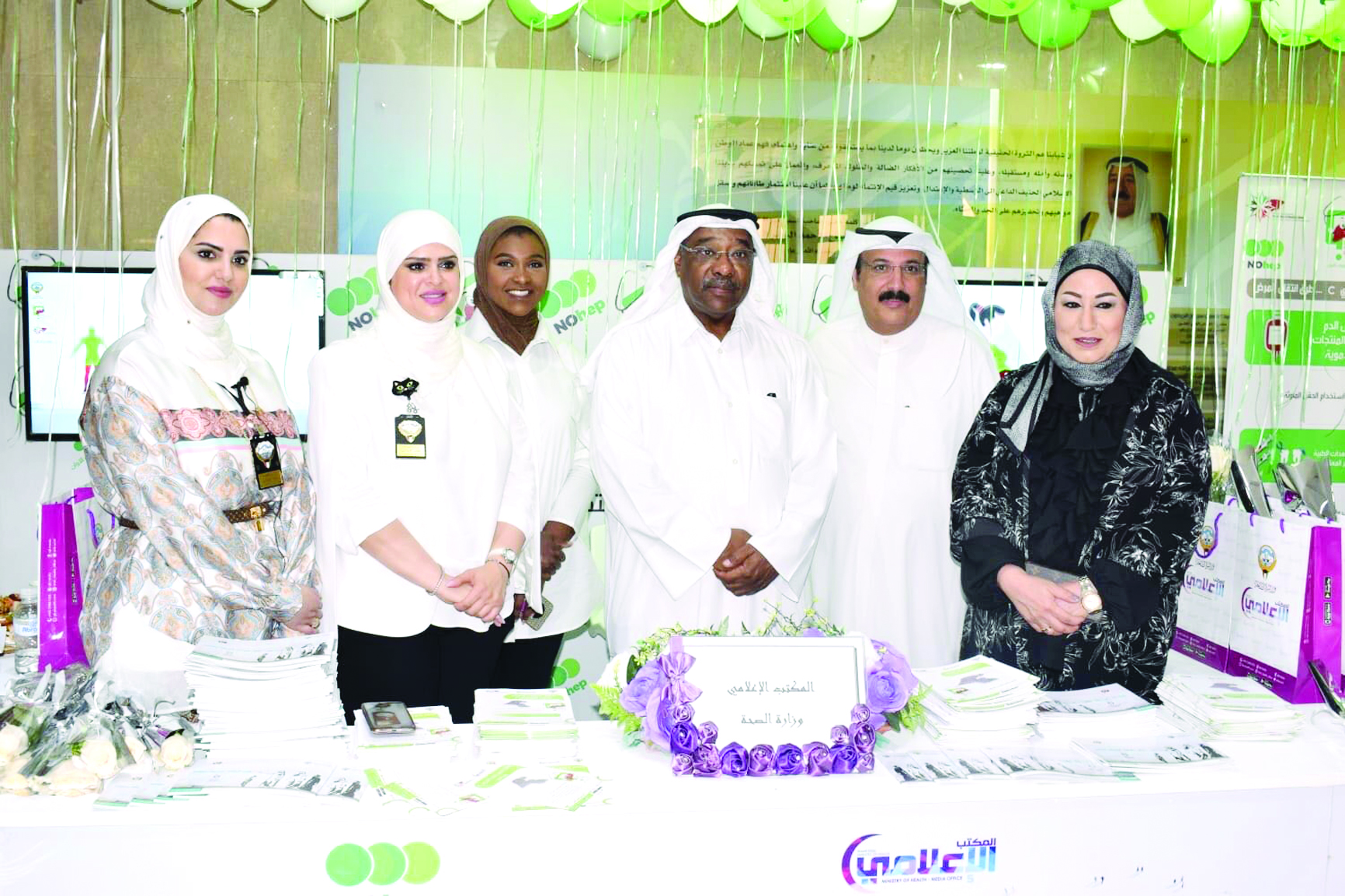 الخشتي والمطيري مع موظفي المكتب الإعلامي في الوزارة