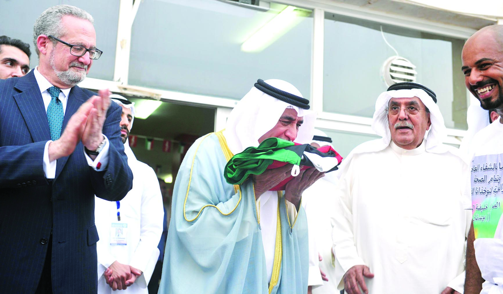 ممثل سمو الأمير يتسلّم العلَم بعد نهاية الرحلة