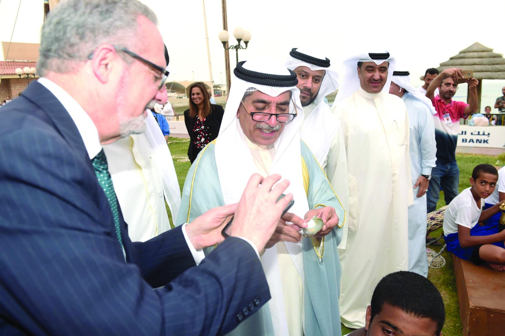 سيلفرمان يوثّق بهاتفه العثور على لؤلؤة في إحدى المحارات