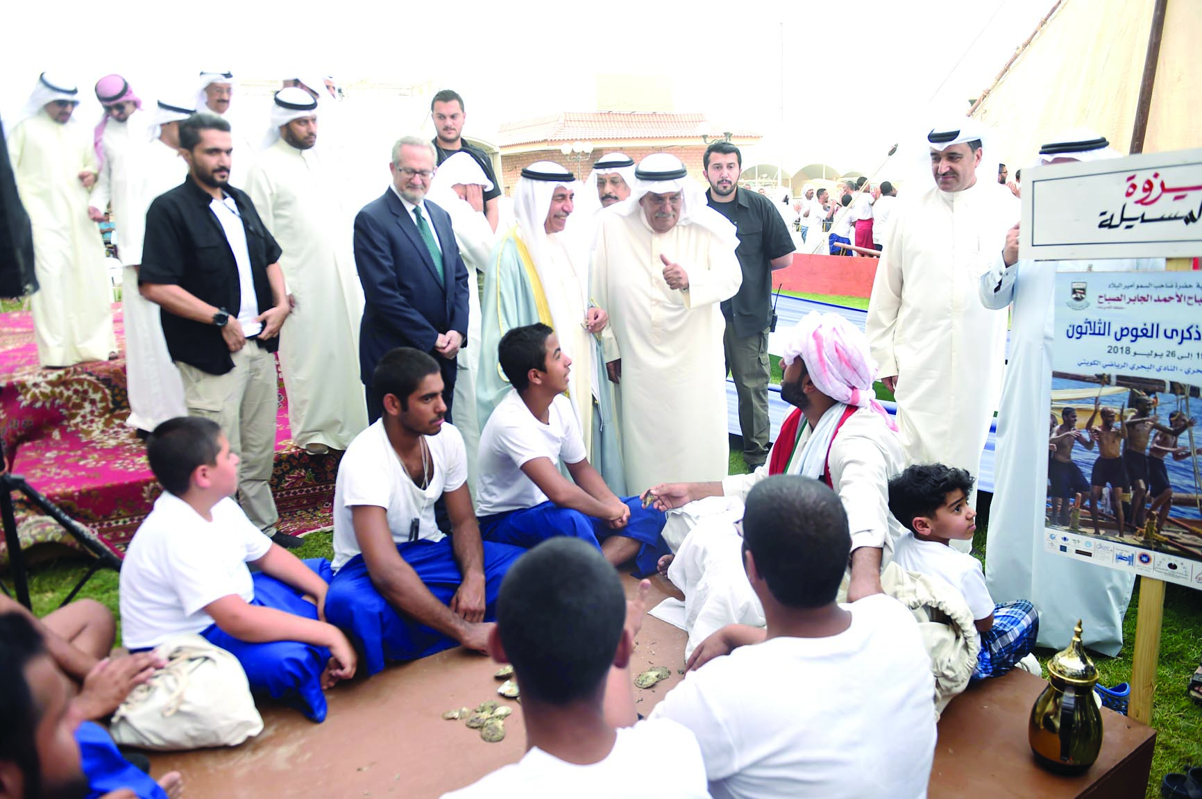 الخرافي والسفيرالأميركي يتابعان فلق المحار