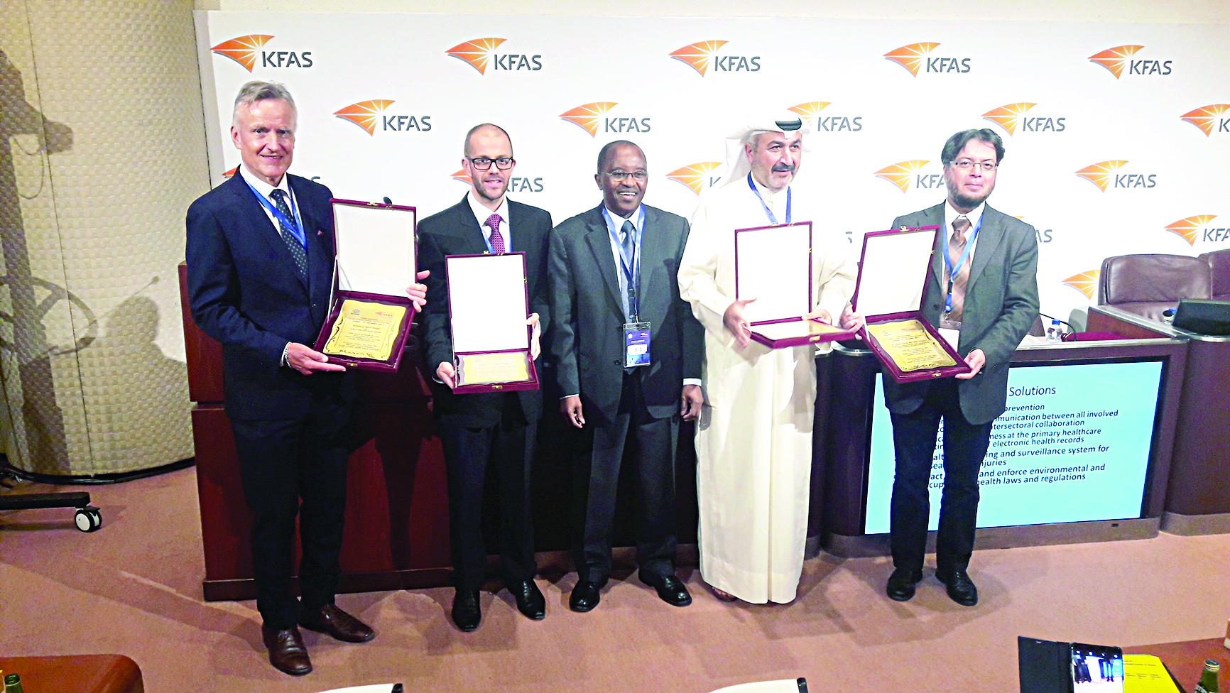 تكريم الكلية في إحدى الفعاليات الدولية 