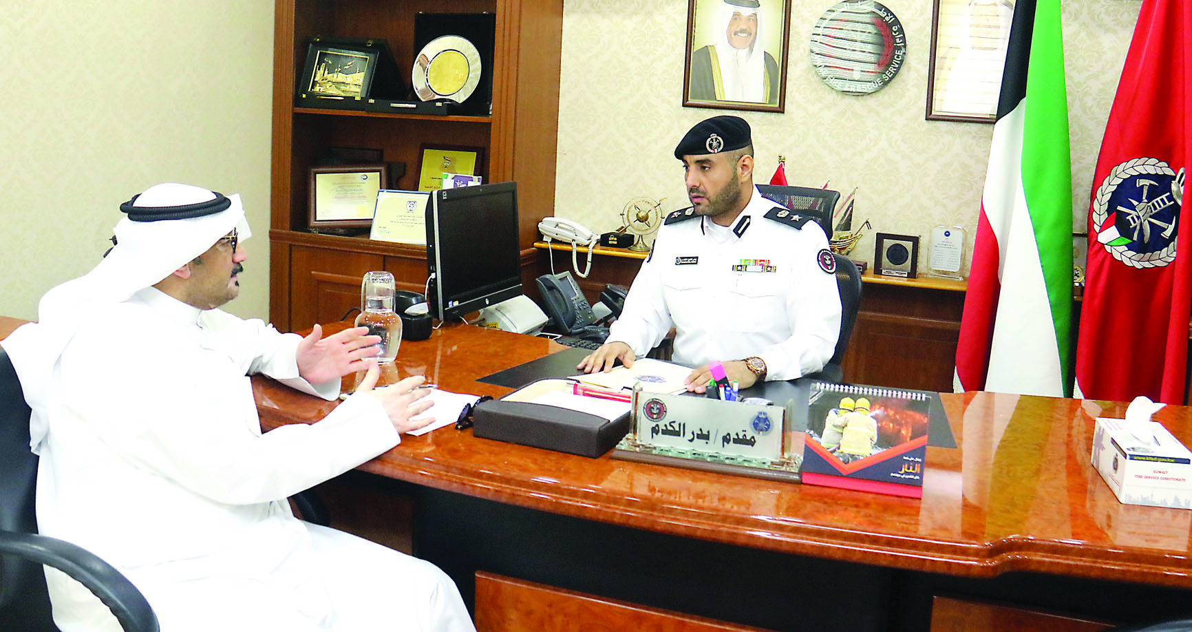 الكدم متحدثا للزميل ناصر الفرحان    	 (تصوير بسام زيدان)