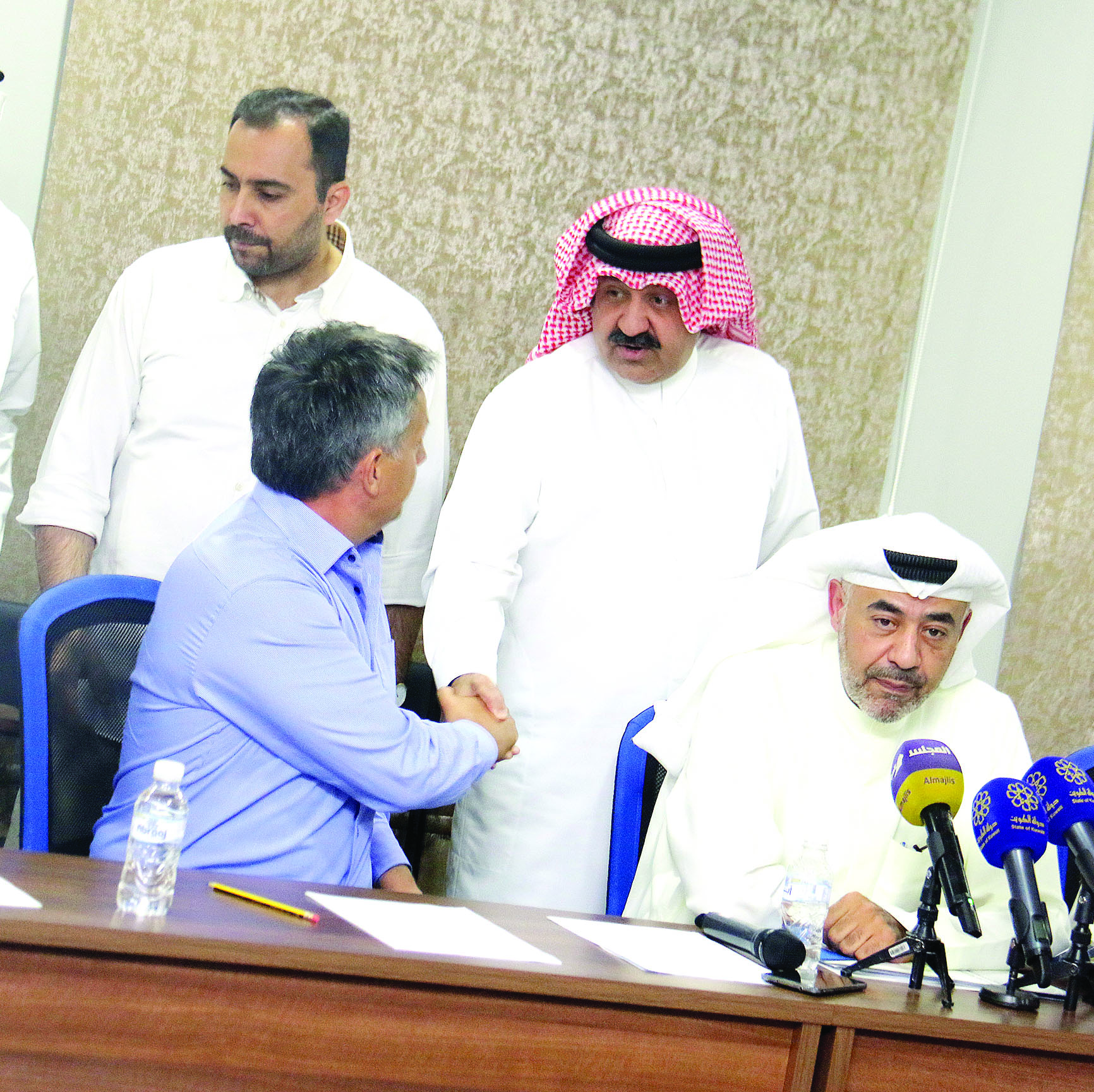 ... ومصافحاً اليوسف بعد التعاقد معه رسمياً 	(تصوير بسام زيدان) 