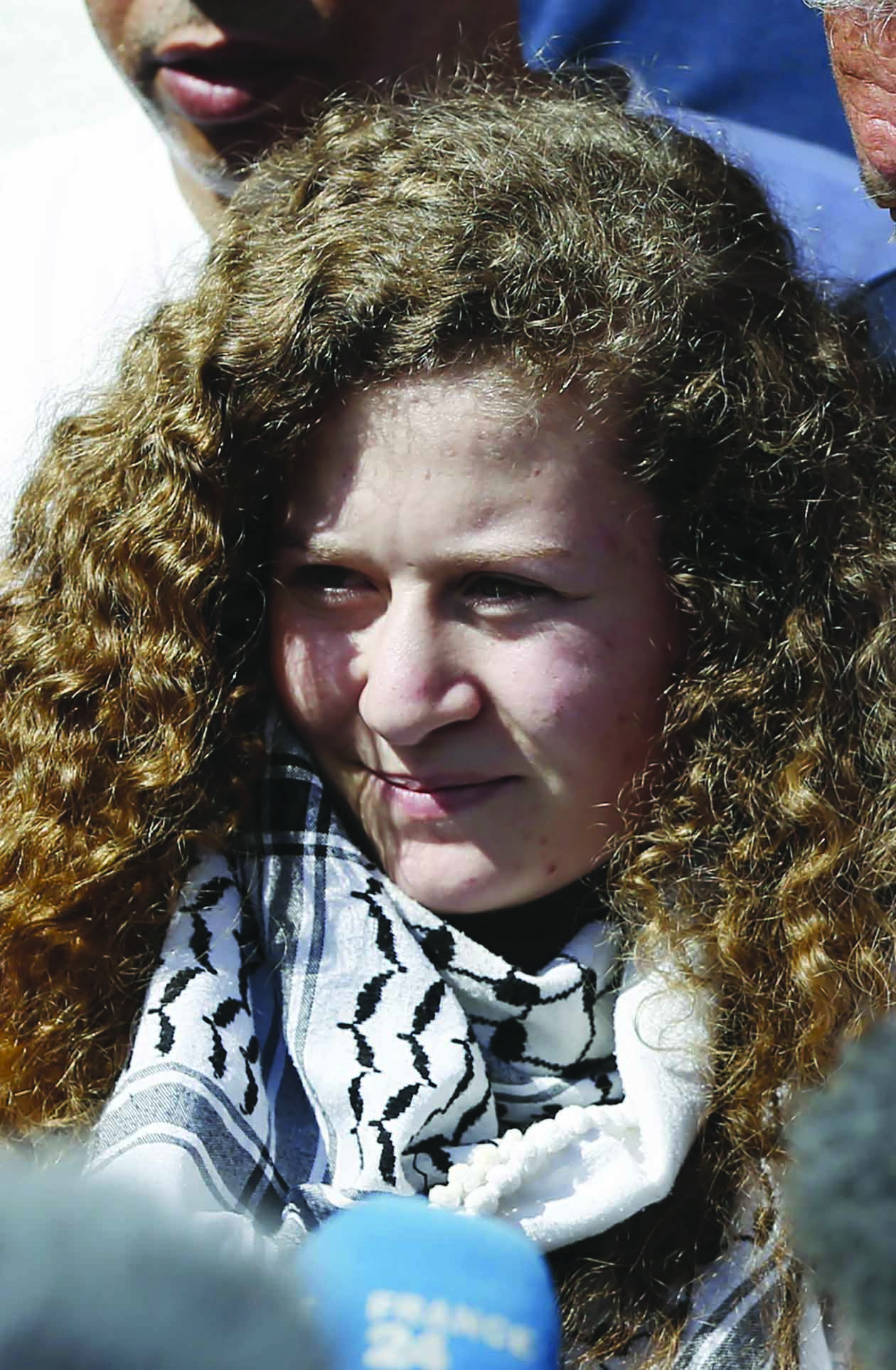 عهد التميمي لدى وصولها إلى قريتها في الضفة الغربية بعد خروجها من سجن الاحتلال      (ا ف ب)