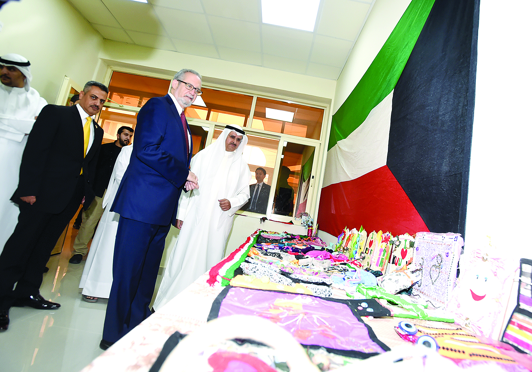 سيلفرمان والمطوطح يطلعان على معرض لمشغولات نزيلات المركز  	  (تصوير أسعد عبدالله)