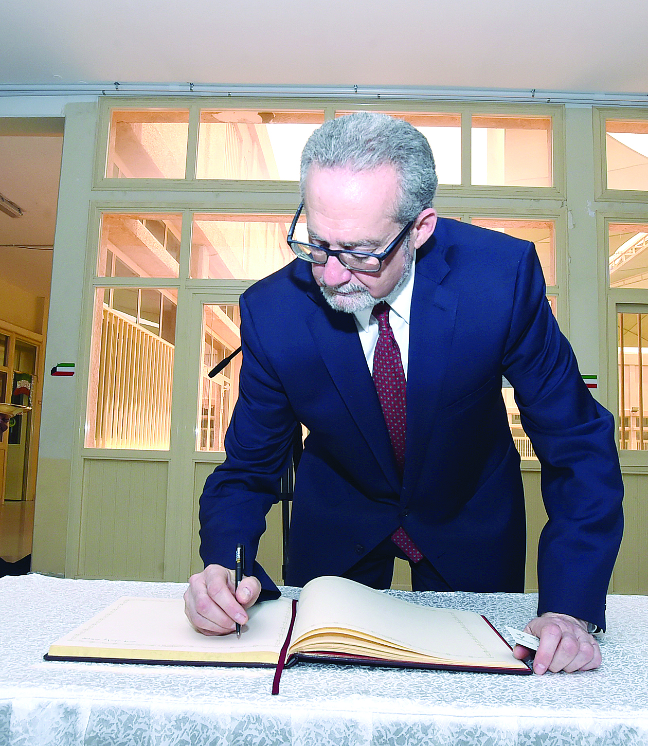 سيلفرمان يسجل كلمة في سجل كبار الزوار