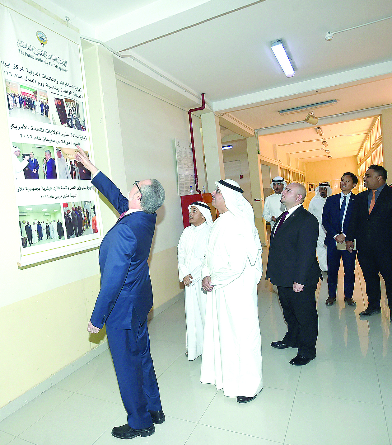 السفير يطلع على صور سفراء بلاده ممن زاروا المركز