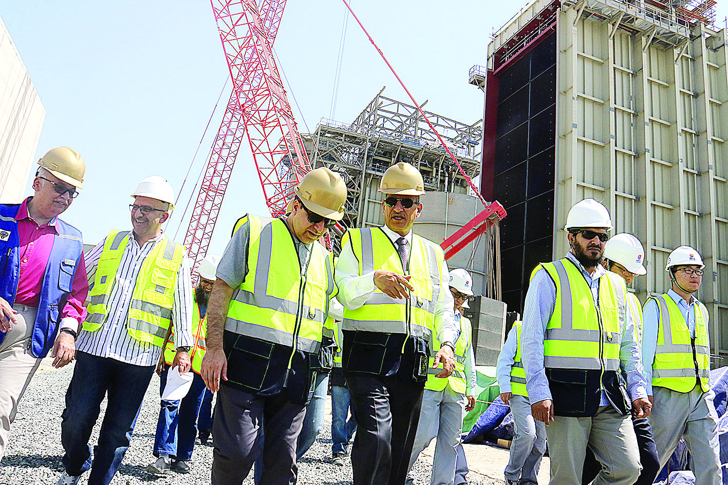 حديث بين الوزير والوكيل أثناء الجولة        	 (تصوير بسام زيدان)