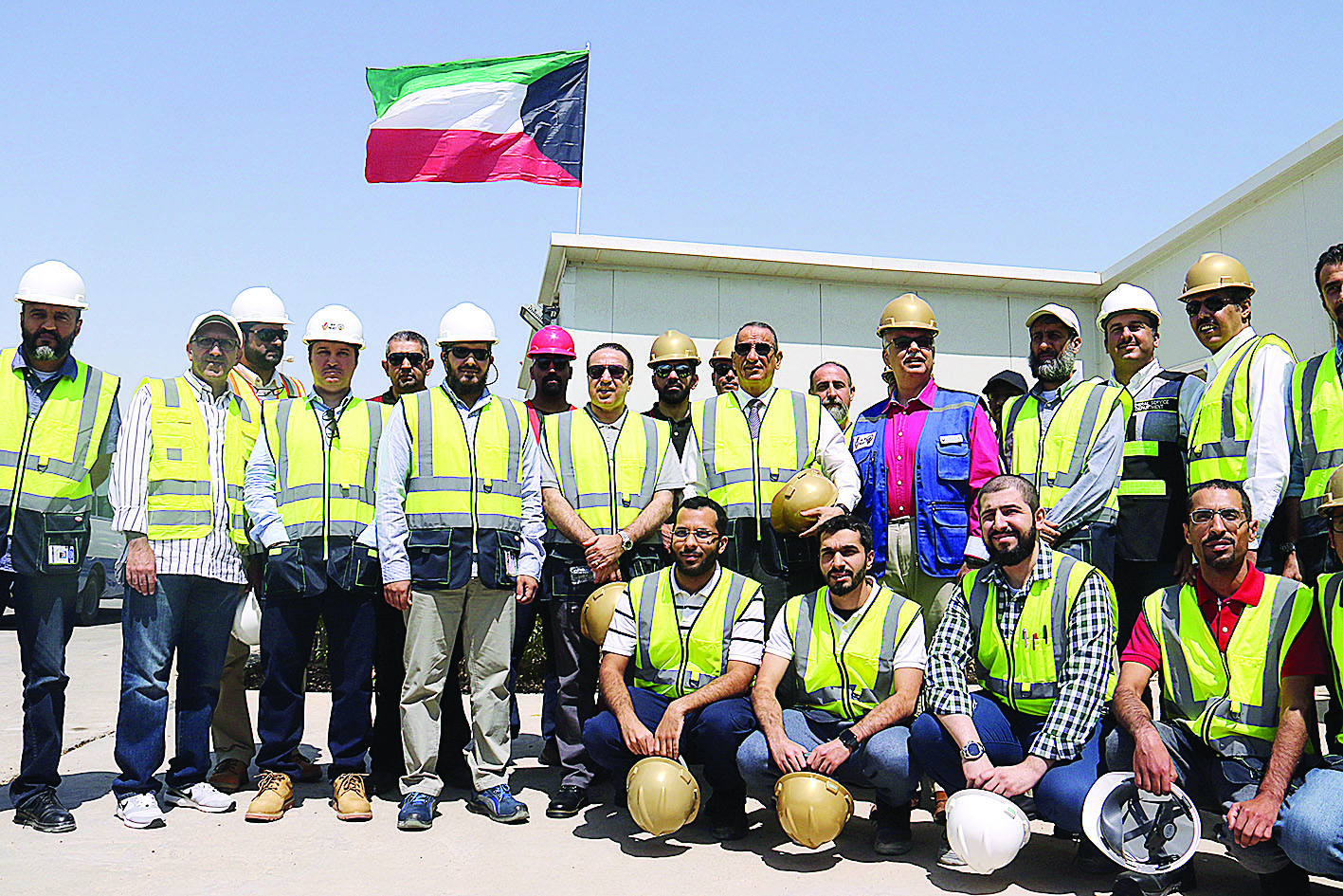 ... ويتوسط الوكيل والقائمين على مشروع محطة الزور الجنوبية