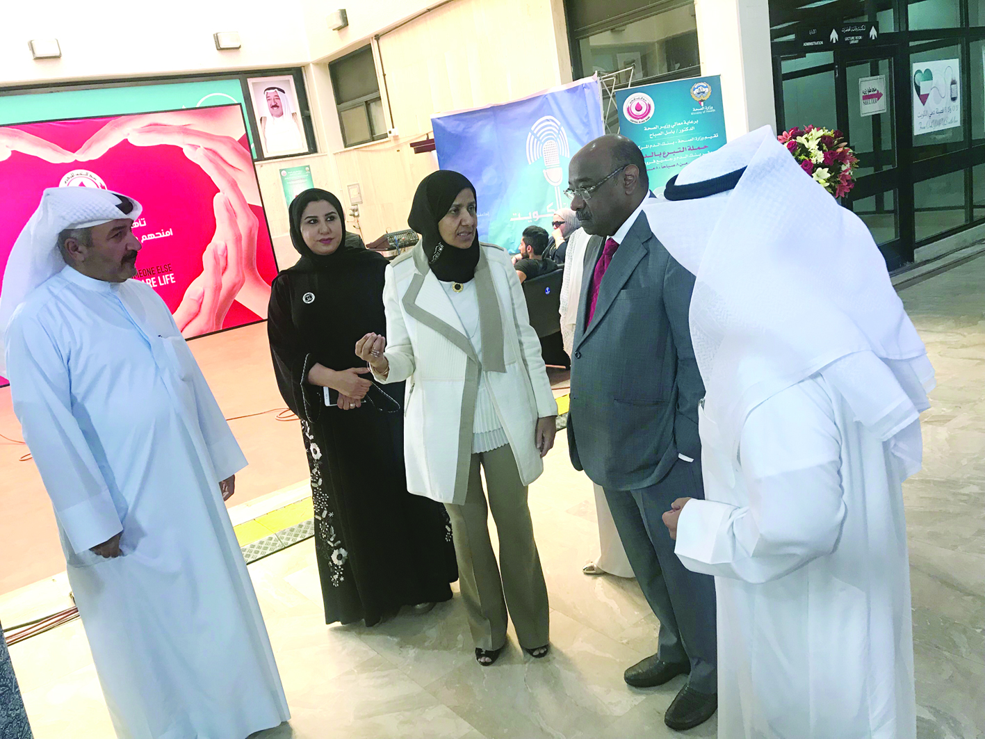 الخشتي خلال جولته في بنك الدم 