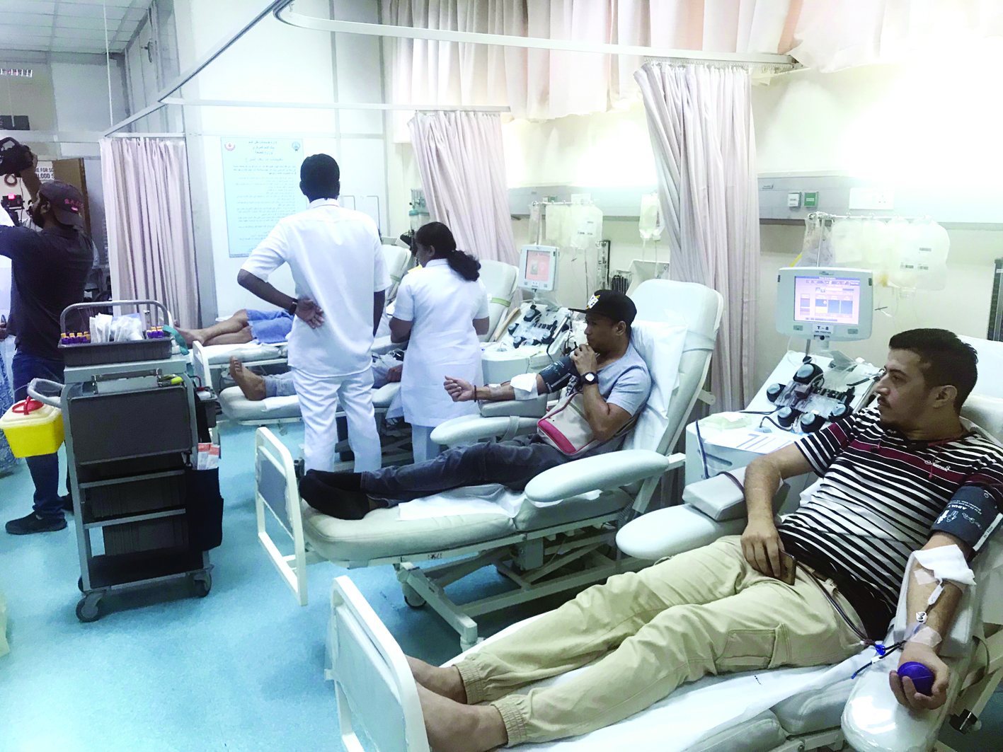 متبرعون بدمائهم ضمن الحملة	 (تصوير سعد هنداوي)