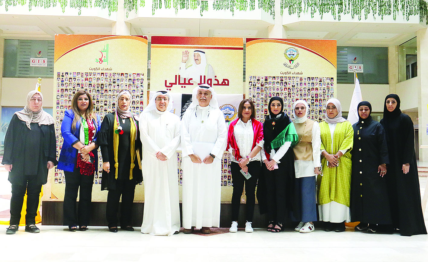 بوشهري يتوسط عدداً من موظفي الوزارة أمام جدارية الشهداء	(تصوير بسام زيدان)