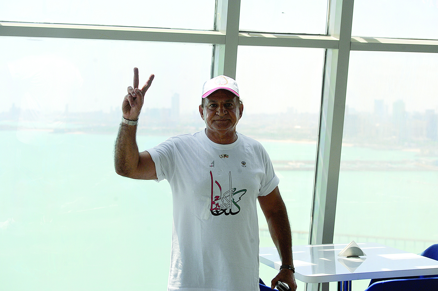 العيدان في أعلى البرج بعد صعوده على السلالم	(تصوير طارق عزالدين)