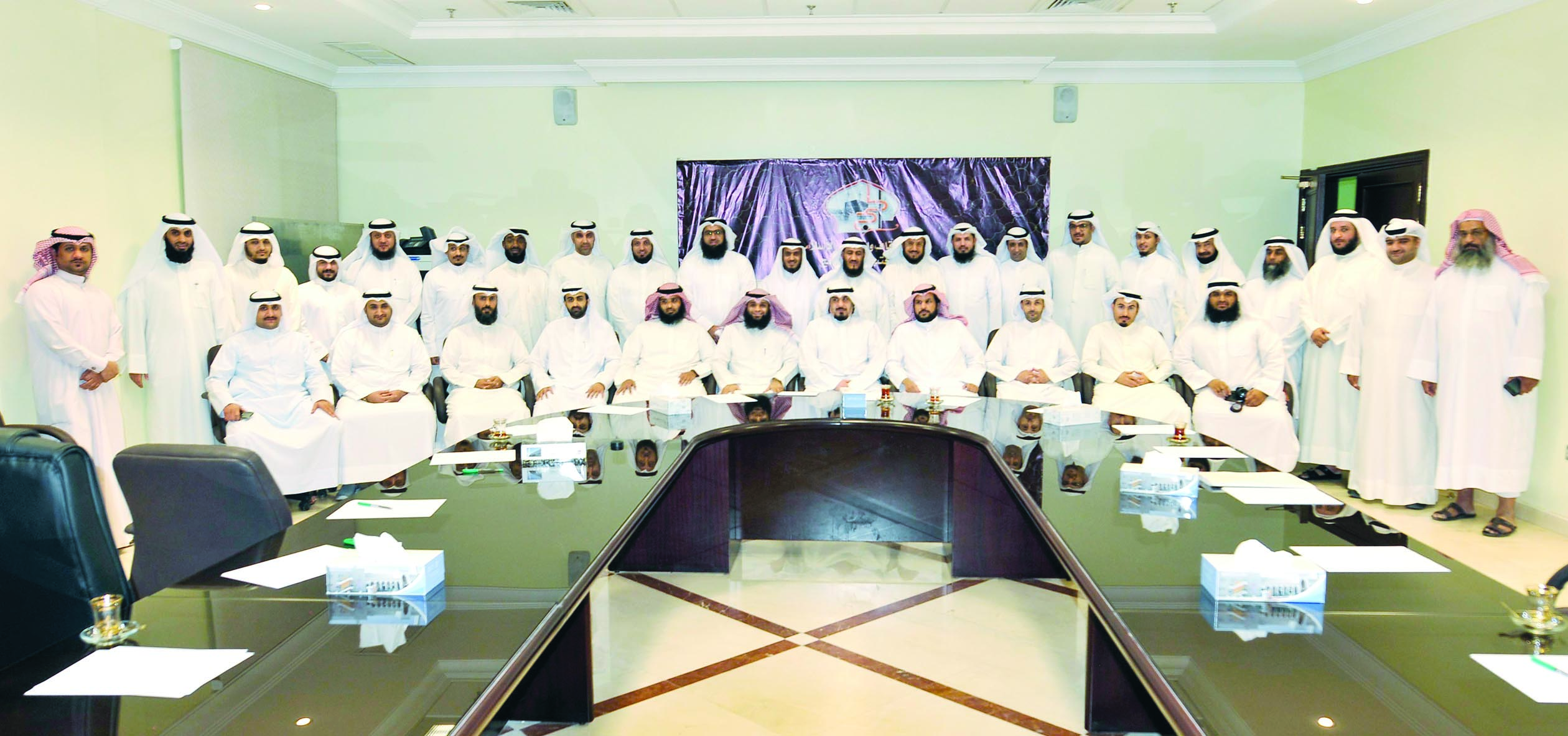 رئيس البعثة يتوسط أعضاءها             	            (تصوير سعد هنداوي)