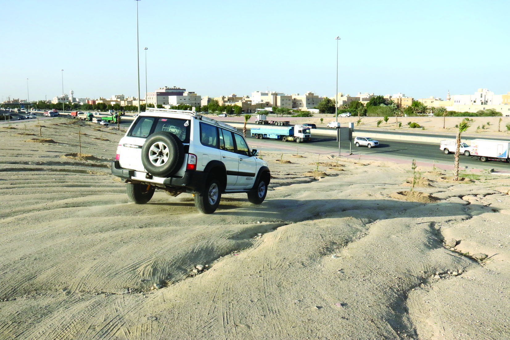 لحظة نزول إحدى السيارات من أعلى جسر «الأحمدي-الصباحية» باتجاه المناطق الجنوبية