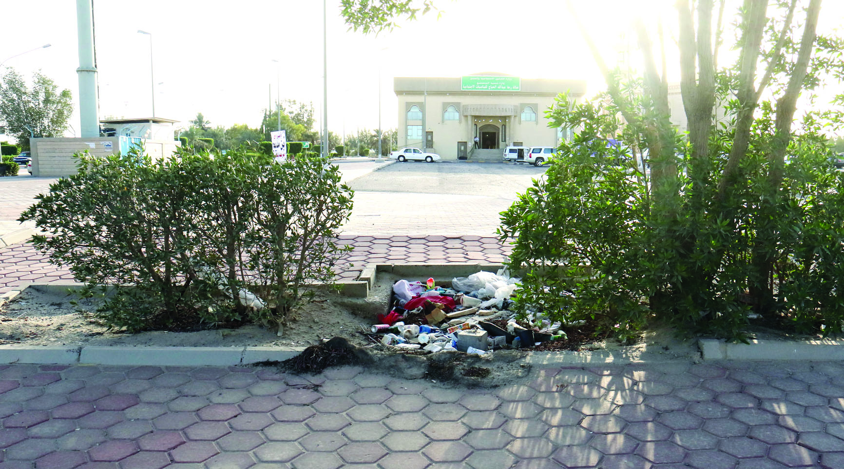 بعض مناظر تكدس القمامة على الارصفة والطرقات