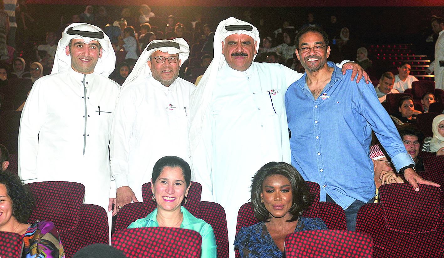 أبطال الفيلم في لقطة تذكارية 	   (تصوير سعد هنداوي)