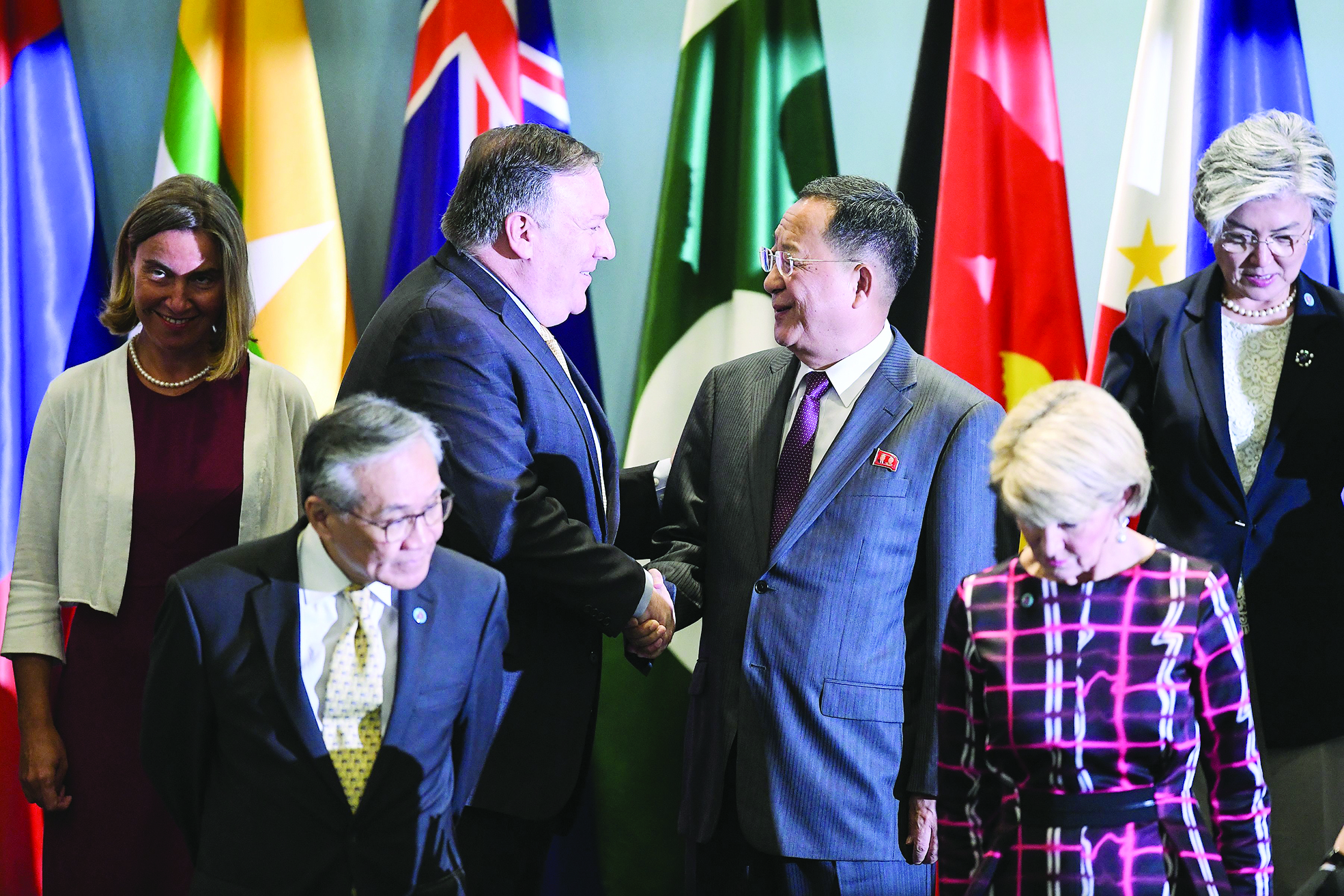 u0645u0635u0627u0641u062du0629 u0628u064au0646 u0628u0648u0645u0628u064au0648 u0648u0631u064a u064au0648u0646u063a u0647u0648 u062eu0644u0627u0644 u0627u062cu062au0645u0627u0639 u00abu0622u0633u064au0627u0646u00bb u0641u064a u0633u0646u063au0627u0641u0648u0631u0629 u0623u0645u0633t (u0627 u0641 u0628)