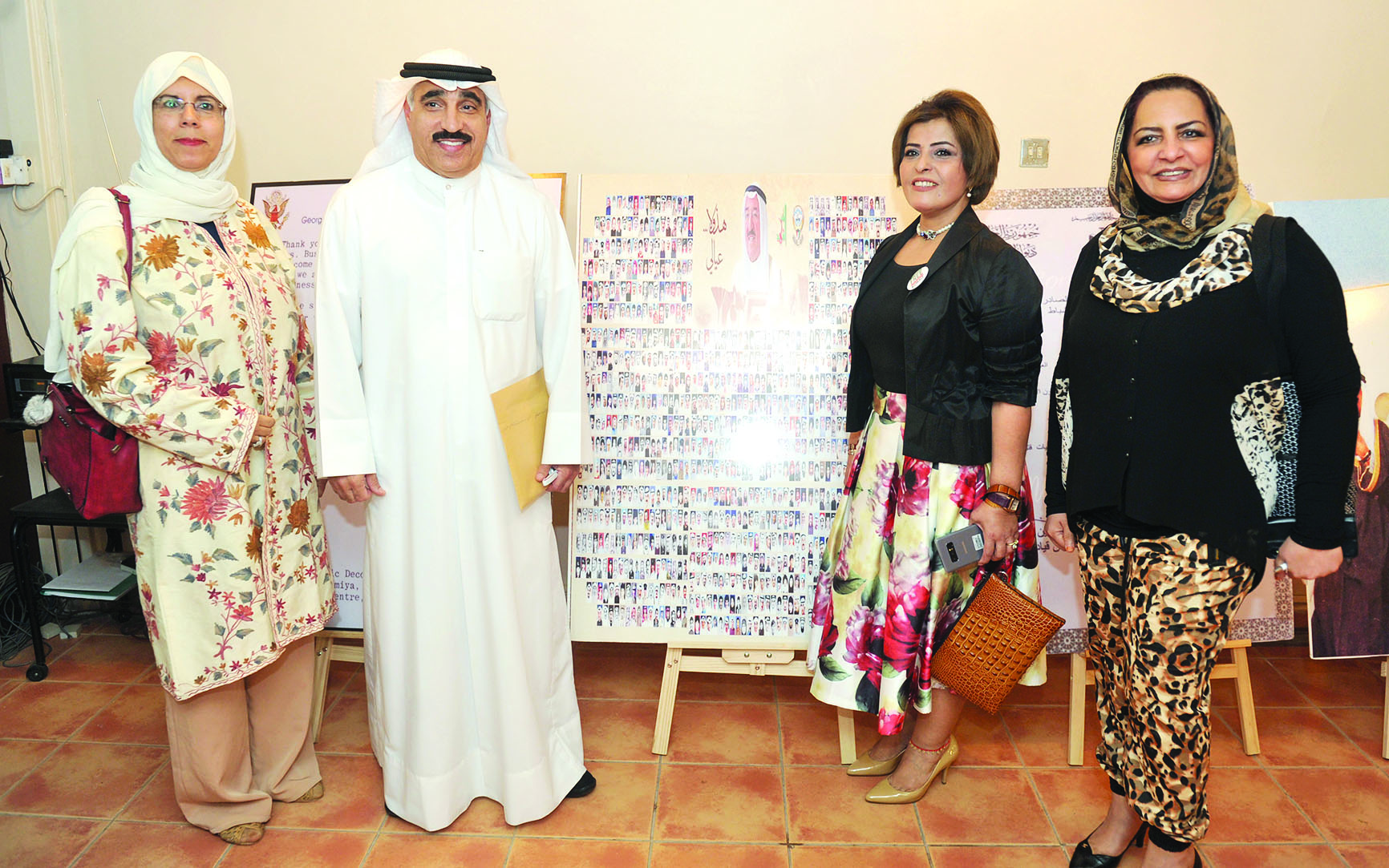 وكيل «الإعلام» مع بعض الحاضرات في الندوة خلال جولة في معرض الصور