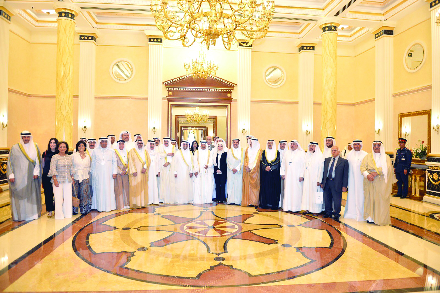 رئيس وزراء البحرين متوسطاً أعضاء الوفد