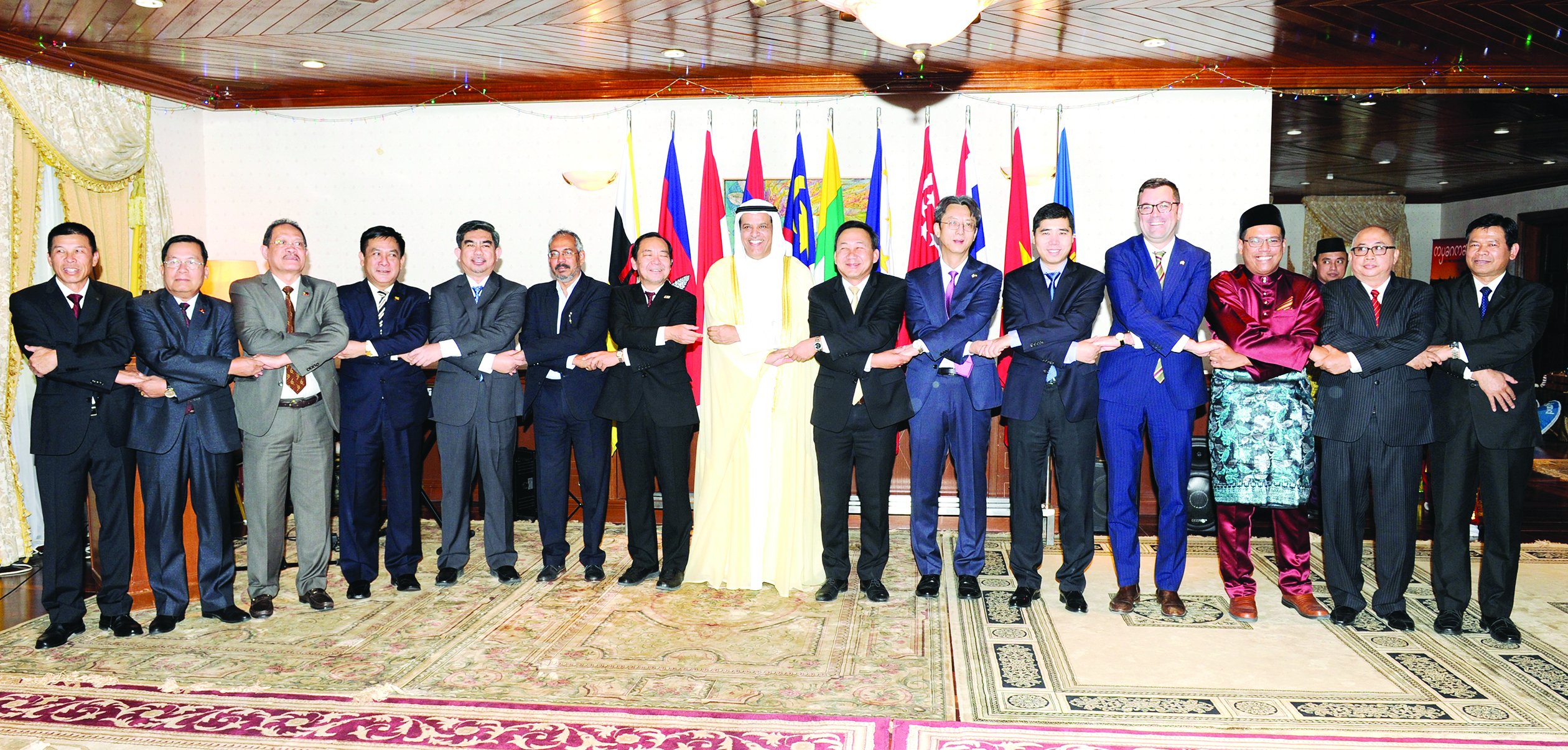 u0627u0644u0633u0639u064au062f u064au062au0648u0633u0637 u0633u0641u0631u0627u0621 u00abu0622u0633u064au0627u00bb u0641u064a u0644u0642u0637u0629 u062au0639u0628u0631 u0639u0646 u062au0636u0627u0645u0646u0647u0645t (u062au0635u0648u064au0631 u0633u0639u062f u0647u0646u062fu0627u0648u064a)