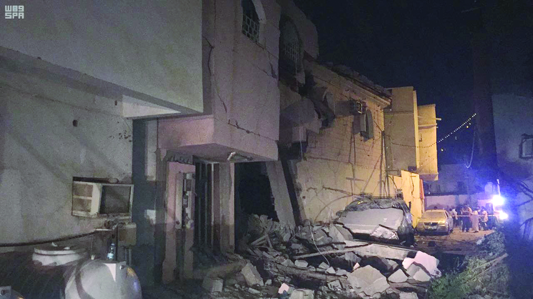 دمار في المباني السكنية بجازان جنوب السعودية جراء الصاروخ الذي أطلقته ميليشيات الحوثيين ليل أول من أمس           (واس)