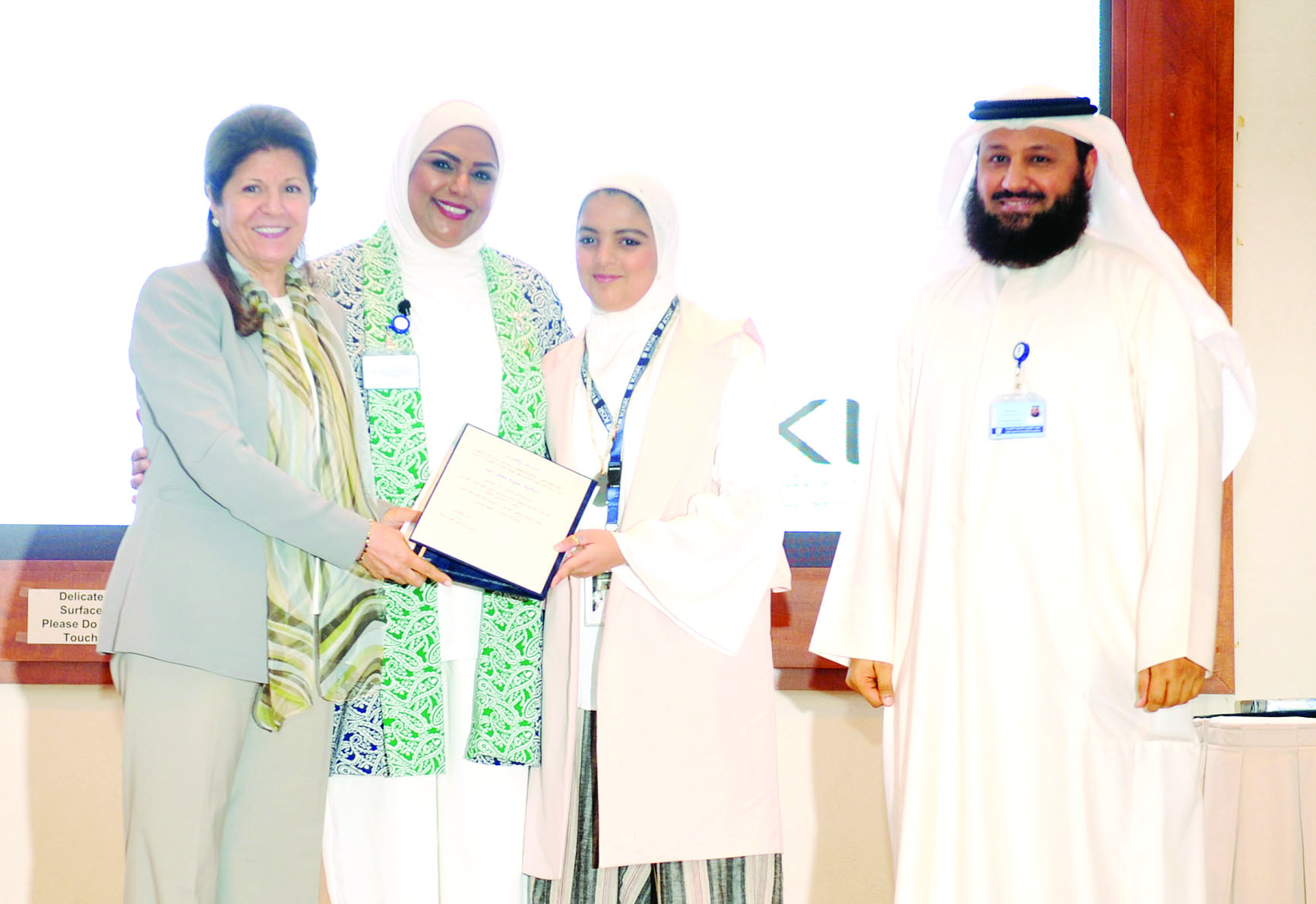 تكريم إحدى المشاركات بحضور صلاح العنزي