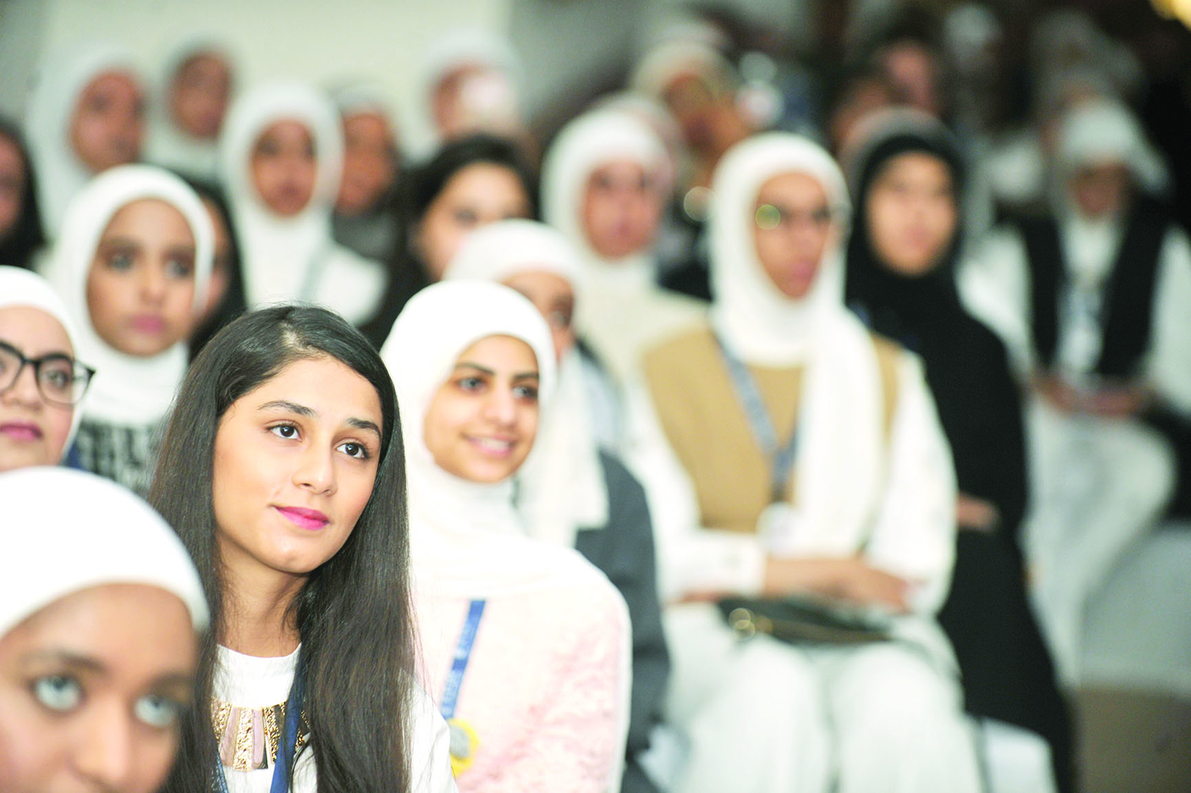 طالبات يتابعن حفل التكريم